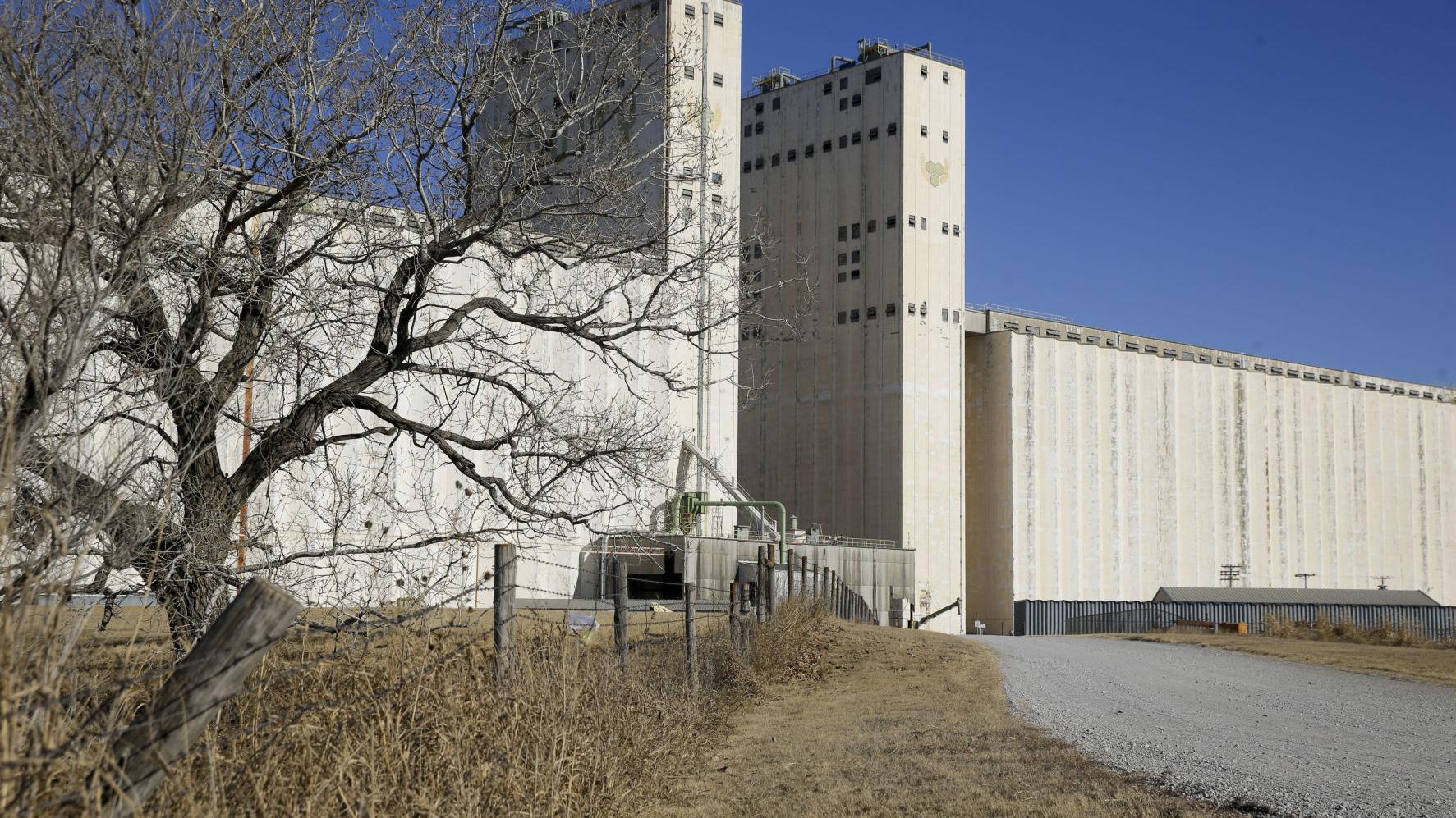 Grain Elevators Were Once Gleaming Landmarks On The Plains Now Many Are Peeling And Gray Tulsa State And Regional News Tulsaworld Com