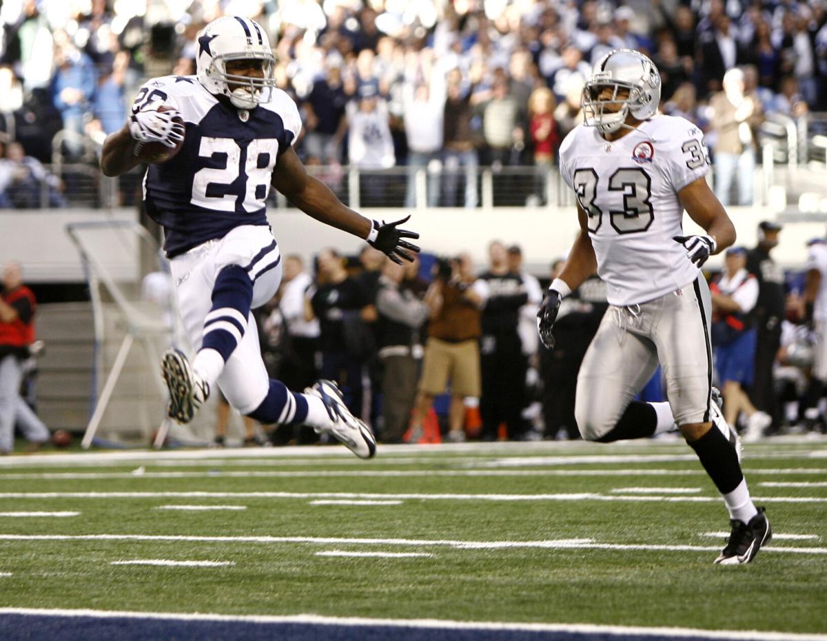 Dallas Cowboys running back Felix Jones (28) bursts up the middle in first  half action in the NFL - NFC Playoffs football game between the  Philadelphia Eagles and Dallas Cowboys at Cowboys