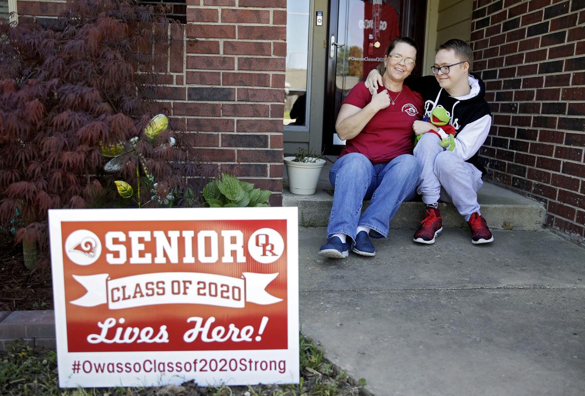 Brightening The Day Of Owasso High School Seniors One Sign At A Time Local News Tulsaworld Com