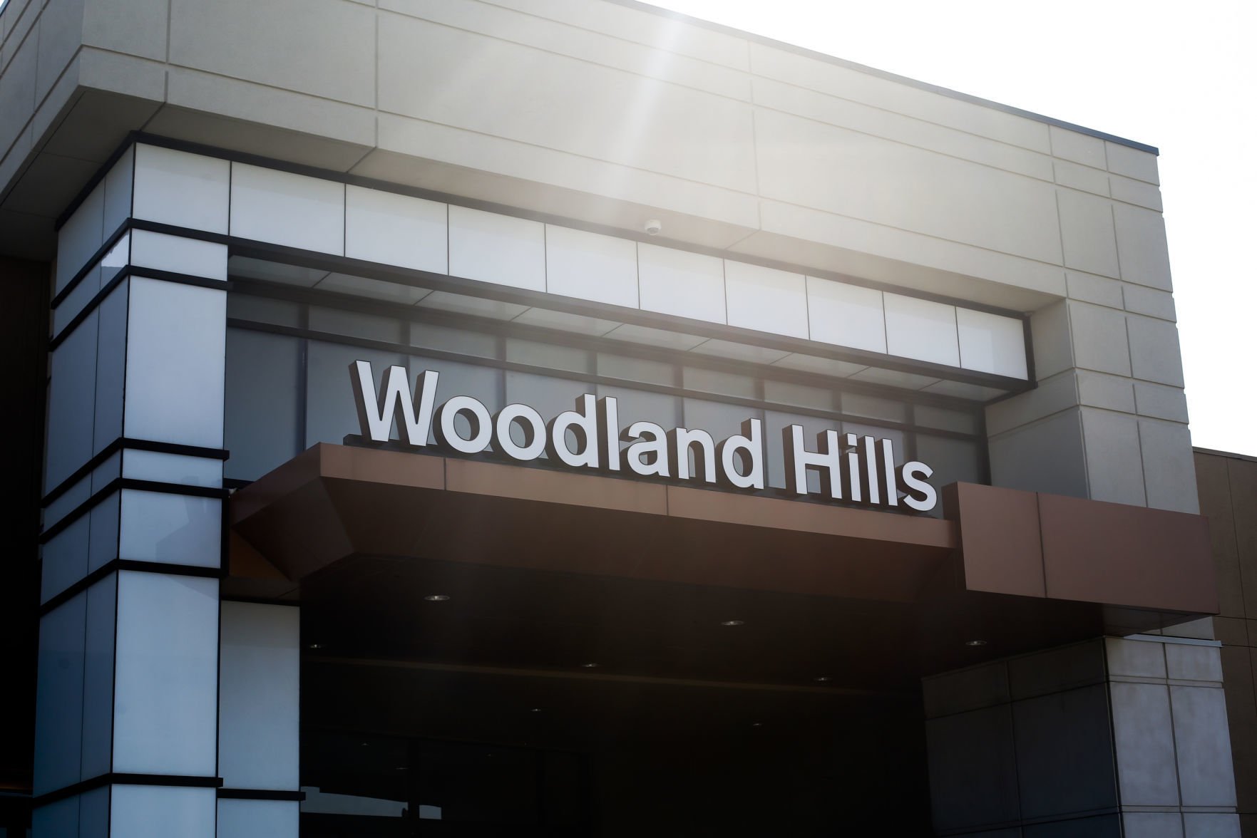 closes store in Woodland Hills Mall 