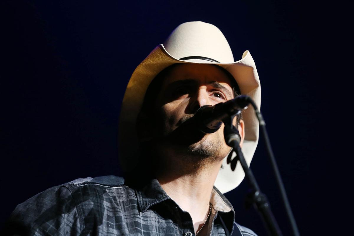 Brad Paisley shows Paradise Cove crowd why he's America's best buddy