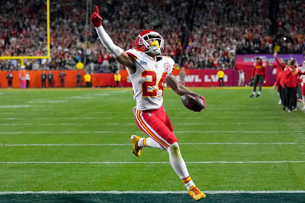 CINCINNATI, OH - DECEMBER 04: Kansas City Chiefs safety Nazeeh Johnson (13)  runs onto the field before the game against the Kansas City Chiefs and the  Cincinnati Bengals on December 4, 2022