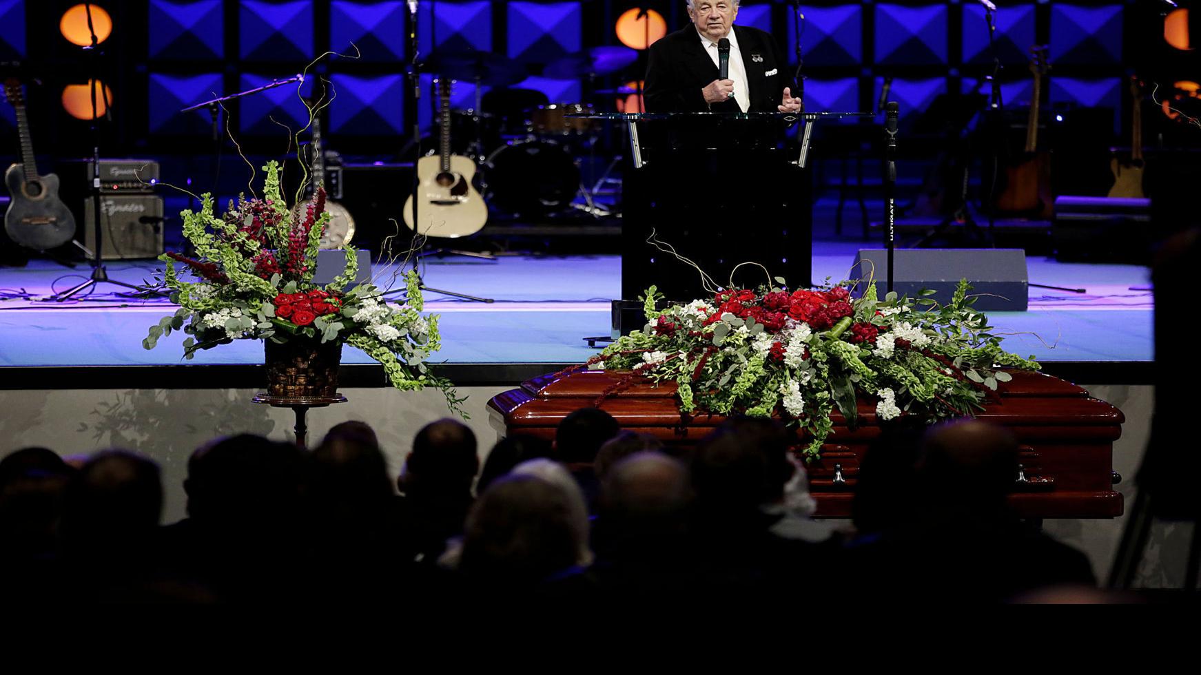 He Will Be Remembered Forever Roy Clark S Life Celebrated At Memorial Service In Broken Arrow Music Tulsaworld Com