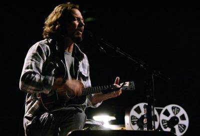 Review Eddie Vedder Brings Pearl Jam Favorites Impressive