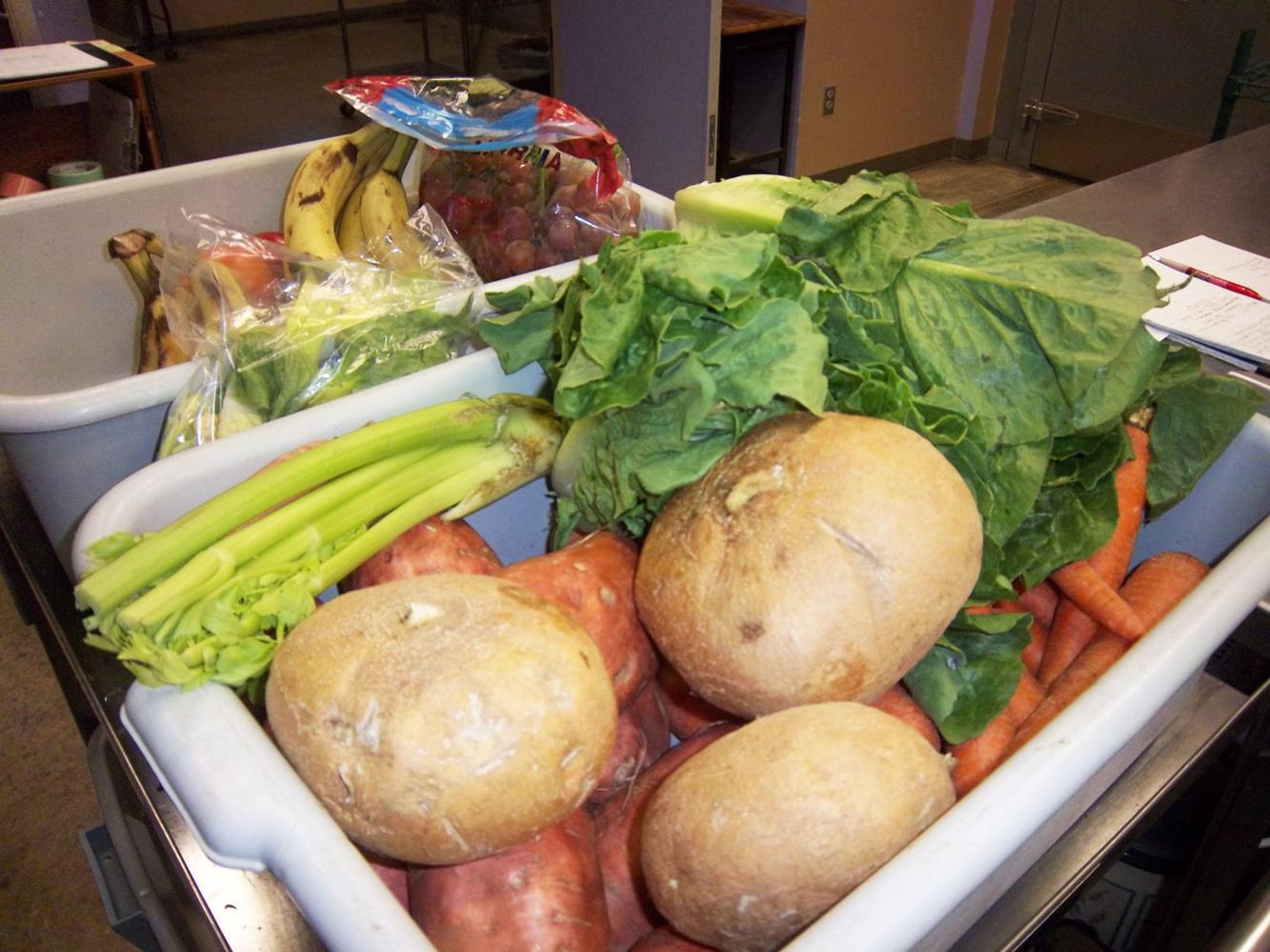 How much food does it take to feed the animals at the Tulsa Zoo every day?