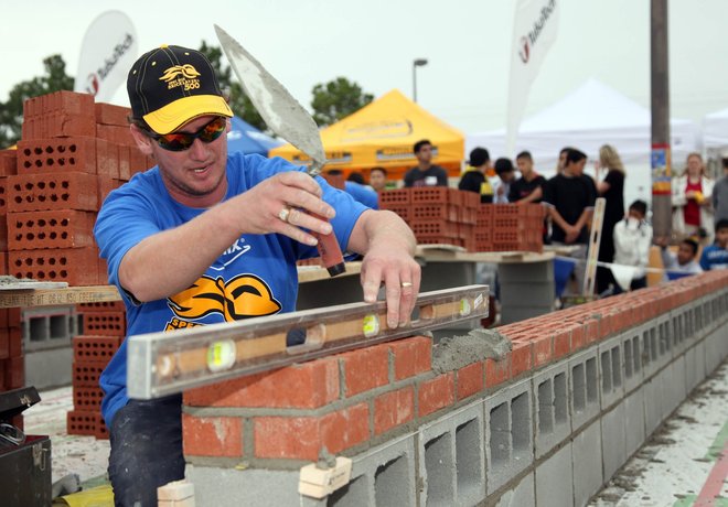 Brick masons compete in wall-building competition at Tulsa Tech | Local