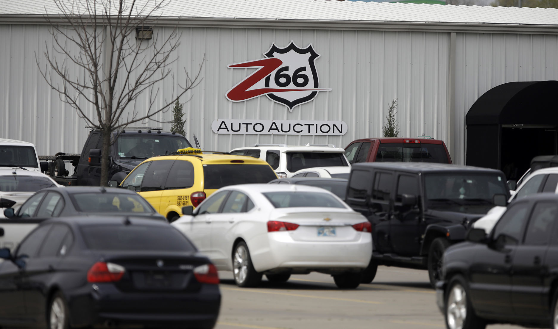 A crowd gathered at a Tulsa auto auction Friday. Hereu0027s how 