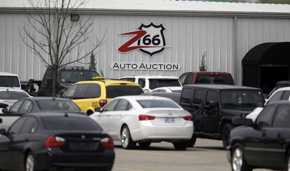 A Crowd Gathered At A Tulsa Auto Auction Friday Here S How