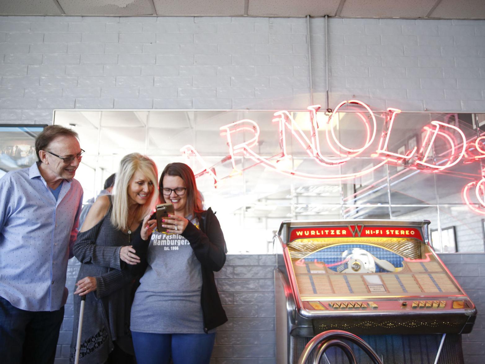 This Isn T The End Of Arnold S West Tulsa Hamburger Joint Closes Doors Will Open In Temporary Location Soon Local News Tulsaworld Com