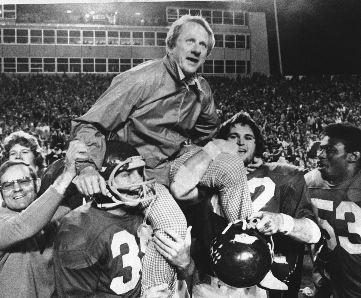 Throwback Tulsa Former Arkansas Football Coach And Athletic Director Frank Broyles Died On This Day In 2017 History Tulsaworld Com