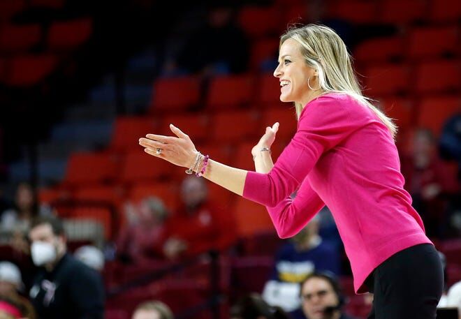 Jennie Baranczyk, women's college basketball coaches have fashion game