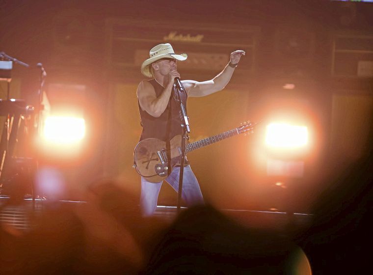 Review Kenny Chesney Goes Country Chill For Island Time Bok Center Concert Music Tulsaworld Com