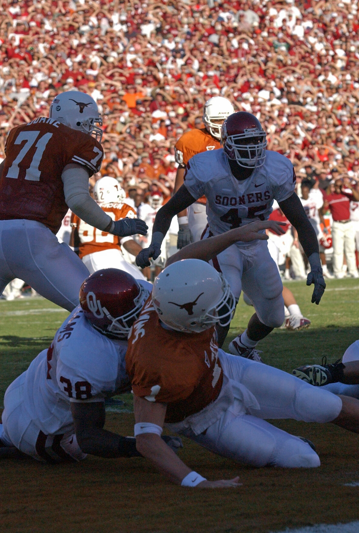 Roy Williams, Chris Simms dueling ages after Superman play in OU-Texas