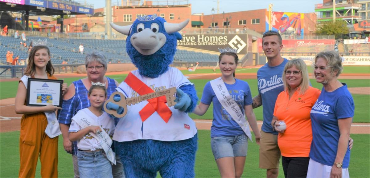 Drillers Mascot Hornsby receives Coweta’s key to the city