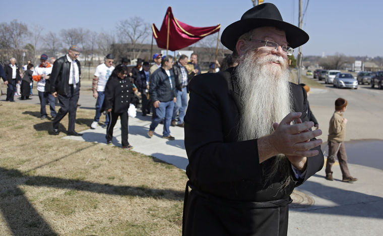 Tulsas Orthodox Chabad Congregation Welcomes New Torah Scroll