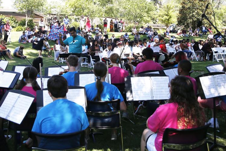 070122-tul-nws-naturalize-p5