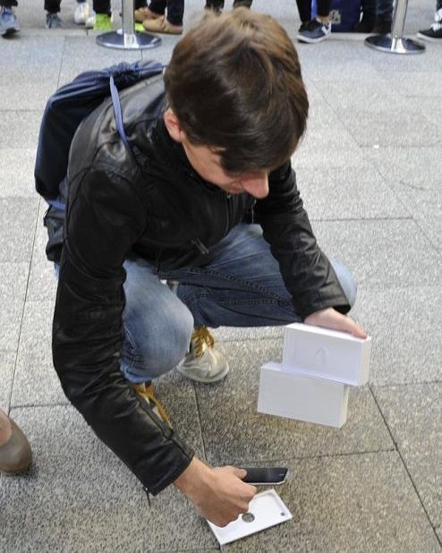 Watch This Guy Get The Store S First Iphone 6 Then Immediately Drop It Tulsaworld Com