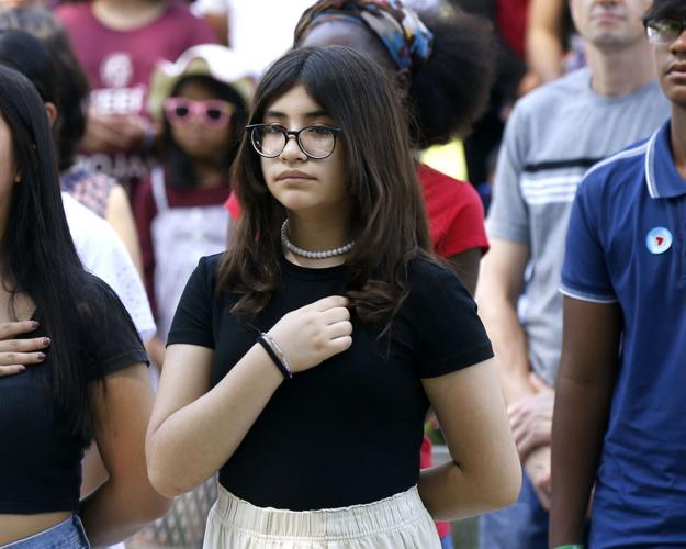 070122-tul-nws-naturalize-p7