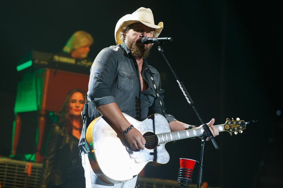 Toby Keith Takes the Stage for Phenomenal Performance