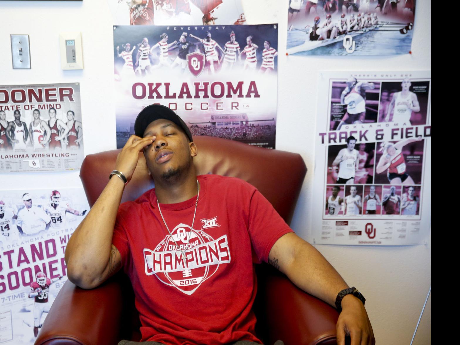 Out Of The Shadows The Story Of Former Ou Linebacker Tay Evans Ou Sports Extra Tulsaworld Com