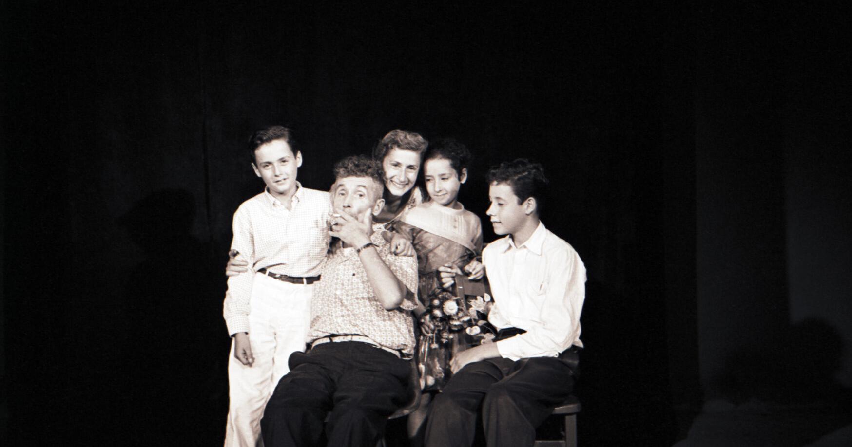 Woody Guthrie Center to showcase iconic photographer - Vimarsana News