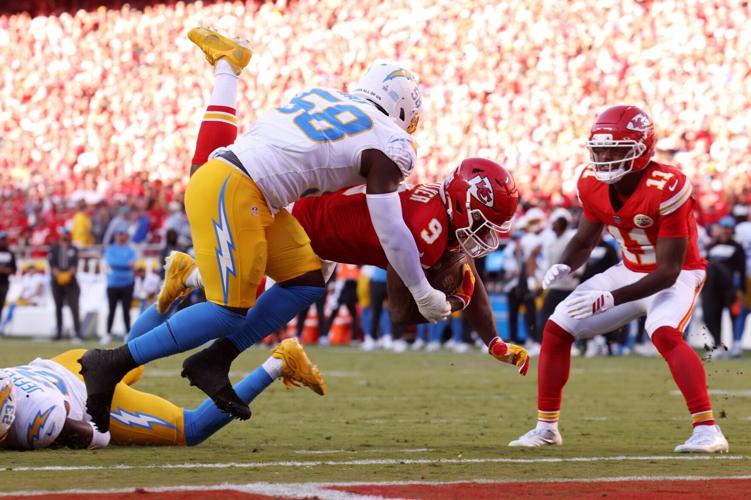 Chiefs remain unbeaten, control winless Chargers