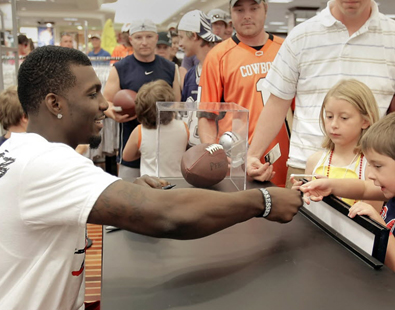 Dez Bryant pays tribute to Oklahoma State learning specialist he