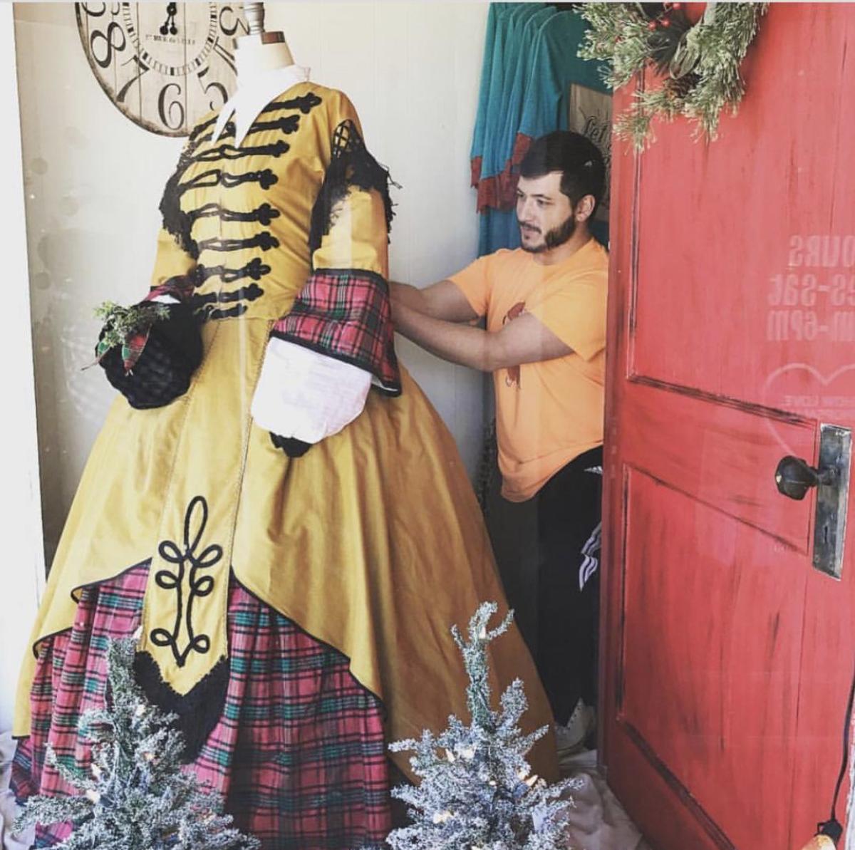 Designs On Display Recreations Of Civil War Gowns Showcased At Gone With The Wind 80th Anniversary Celebration News Tulsaworld Com Designs On Display Recreations Of Civil War Gowns Showcased At Gone With The Wind 80th Anniversary Celebration News Tulsaworld Com