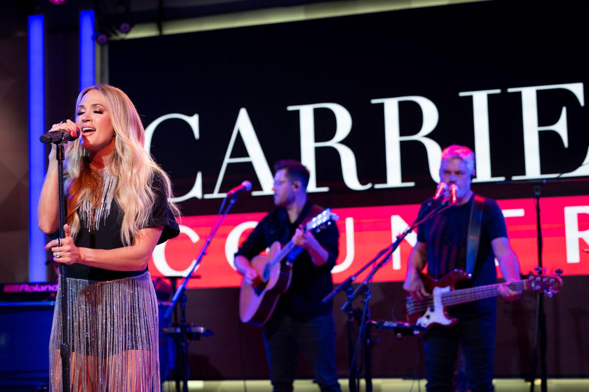 Carrie Underwood's onstage look is so unexpected – fans react