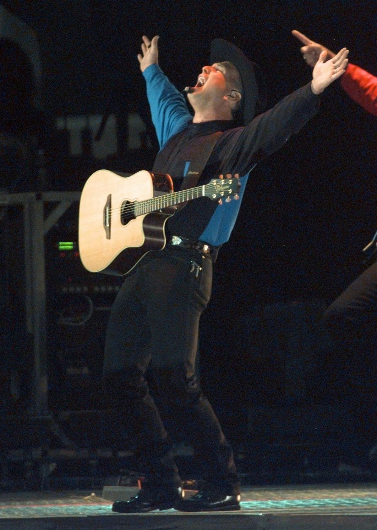 Throwback Tulsa: Garth Brooks hosts at least 300K in free ...