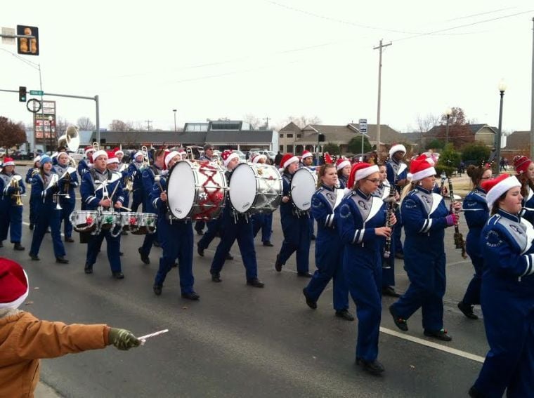 Christmas parade in Glenpool brings hundreds to downtown