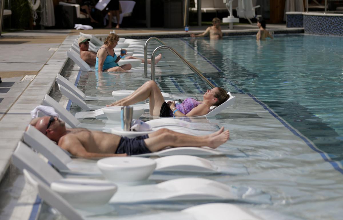 John Klein Tulsa S New Vegas Style Pool Scene Entertainment Tulsaworld Com