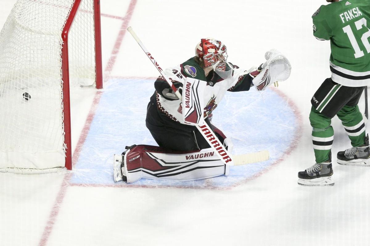 Arizona Coyotes right wing Dylan Guenther (11) passes the puck