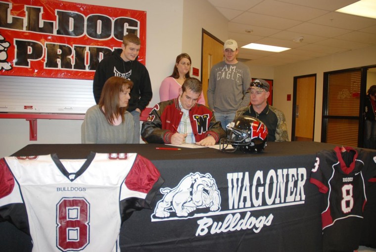 Applegate signs with UCO