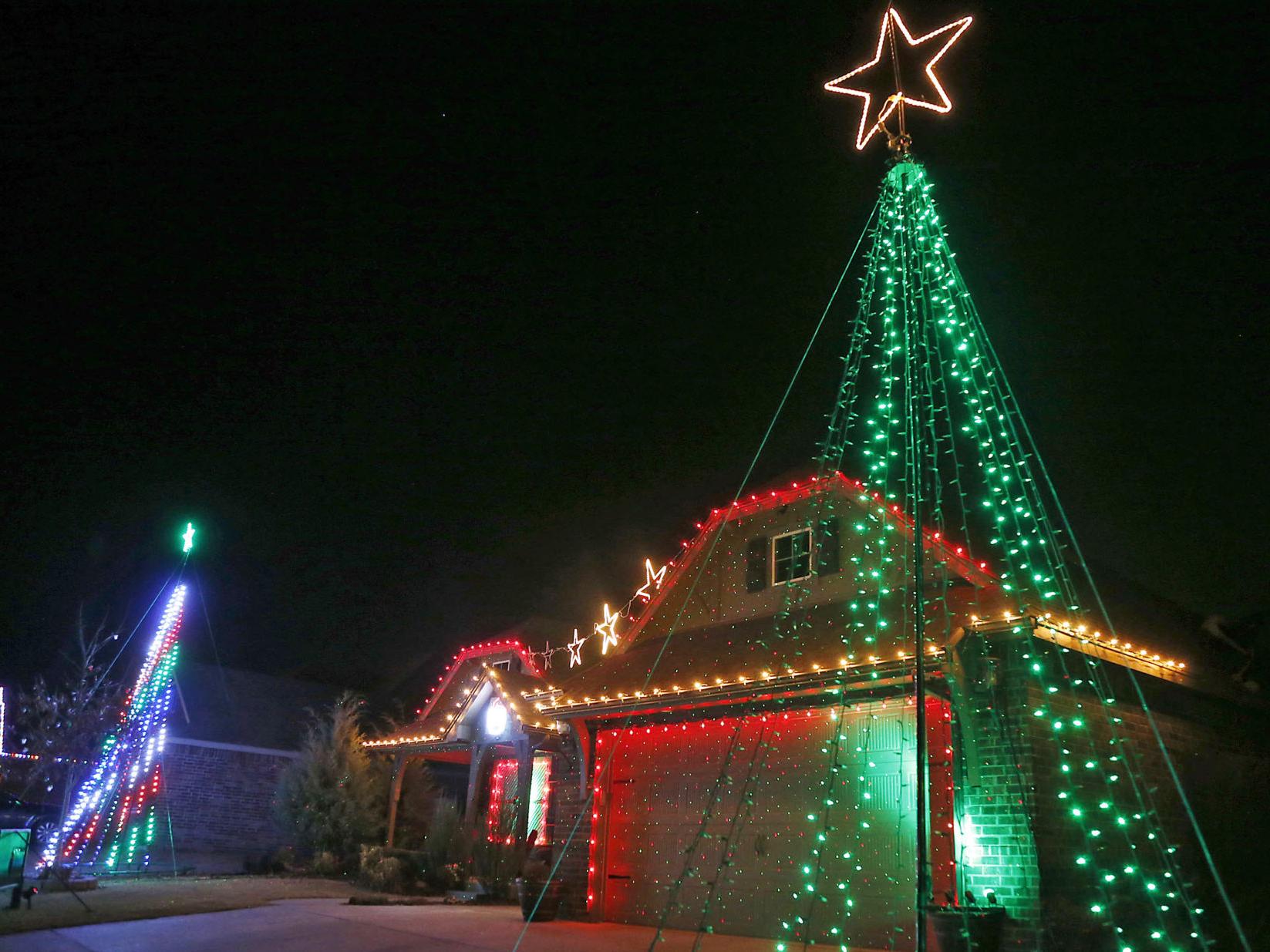 Bixby Homeowner Draws Crowds For His Holiday Home Light Display And He Ll Tell You How It S Done Local News Tulsaworld Com Christmas Lights Dancing House Jenks 2021