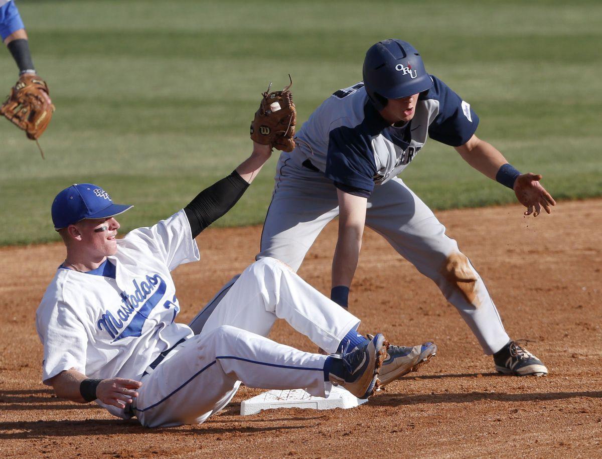 Photo Gallery ORU baseball faces IPFW Gallery