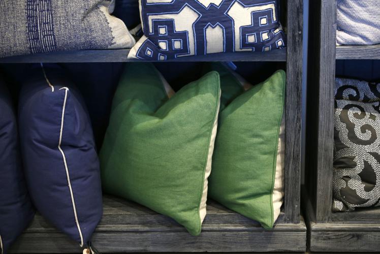 HOW TO CHOOSE THROW PILLOWS: SIZES and SHAPES