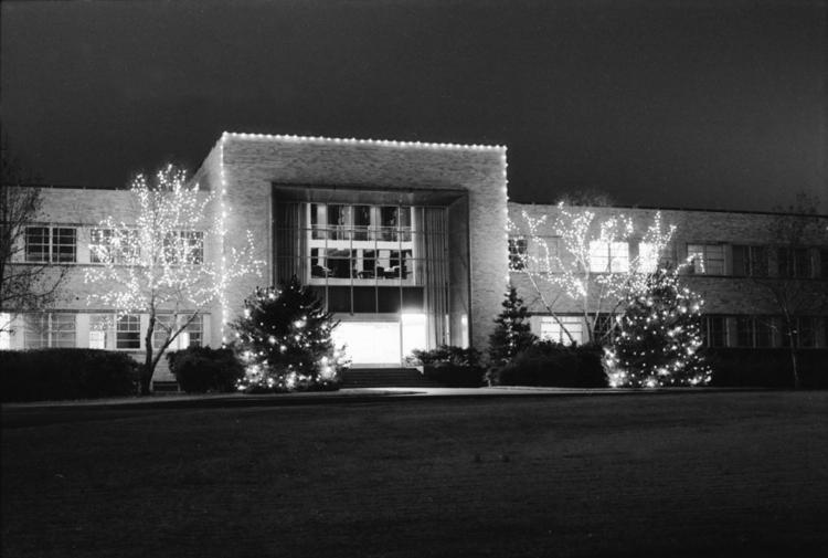 Chickasha celebrates 'A Christmas Story' with 50-foot leg lamp in
