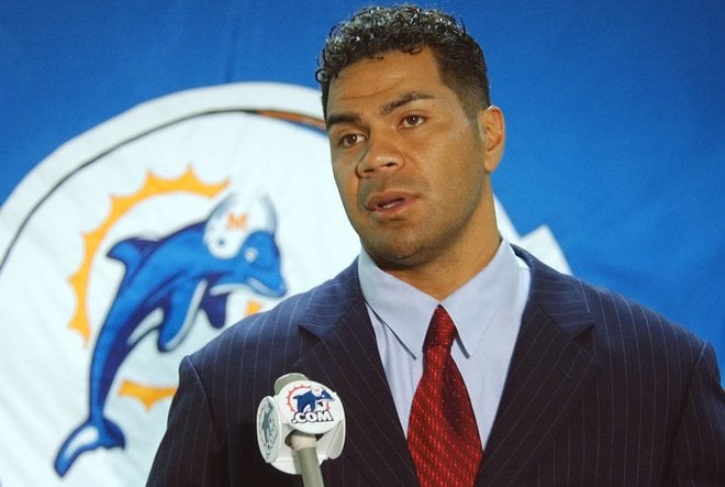 Former Chargers linebacker Junior Seau dies in apparent suicide