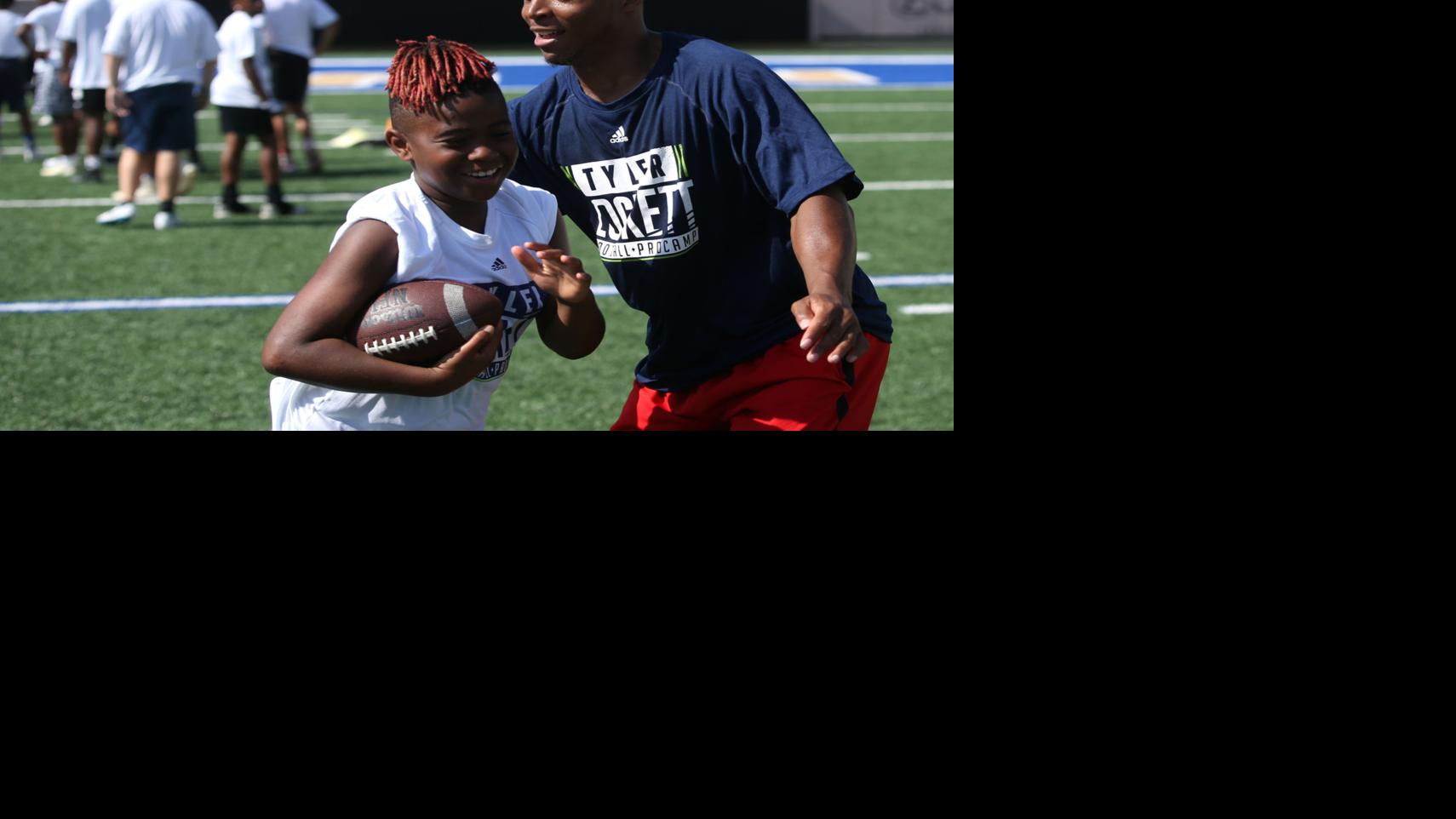 Nfl S Tyler Lockett Donates To Tulsa Day Center Professional Tulsaworld Com
