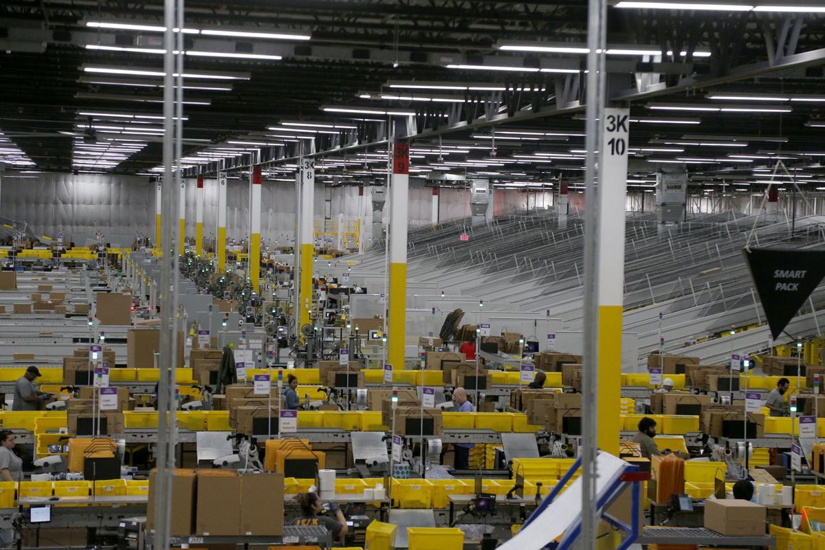Inside A Amazon Fulfillment Center Like The One Being Built In Tulsa Next Year Jobs Tulsaworld Com