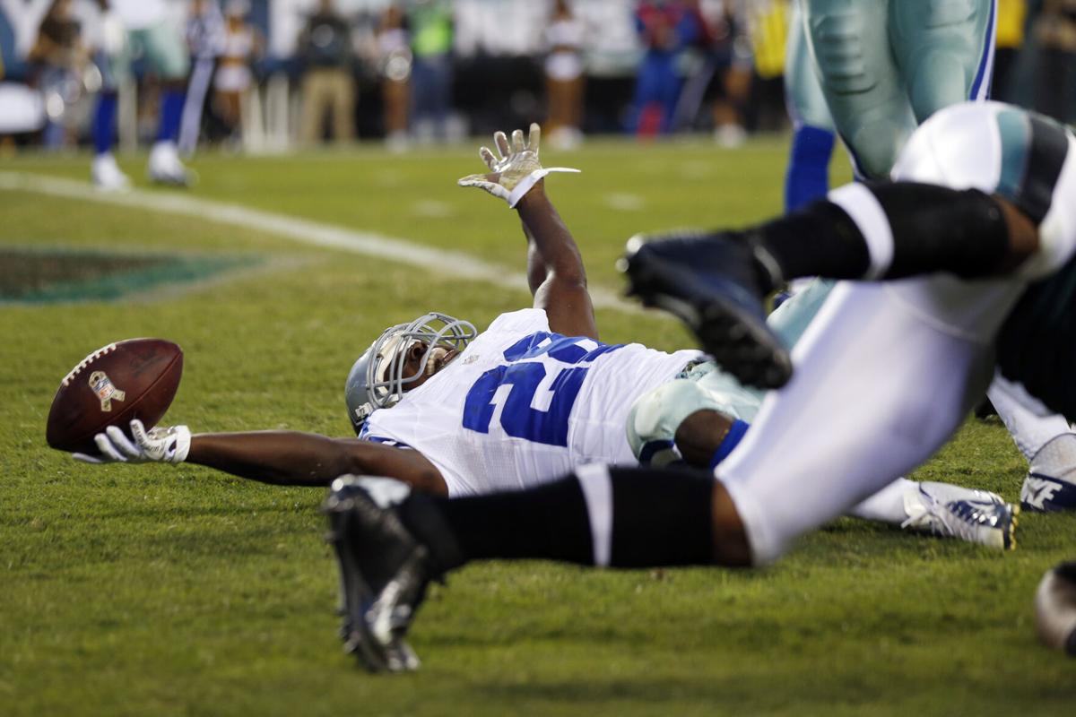 Dallas Cowboys running back Felix Jones (28) bursts up the middle in first  half action in the NFL - NFC Playoffs football game between the  Philadelphia Eagles and Dallas Cowboys at Cowboys