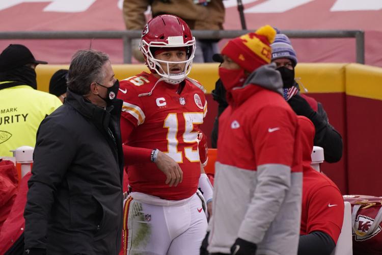 Patrick Mahomes suffers toe injury against Browns