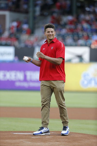 Russell Wilson throws out first pitch at Rangers game 