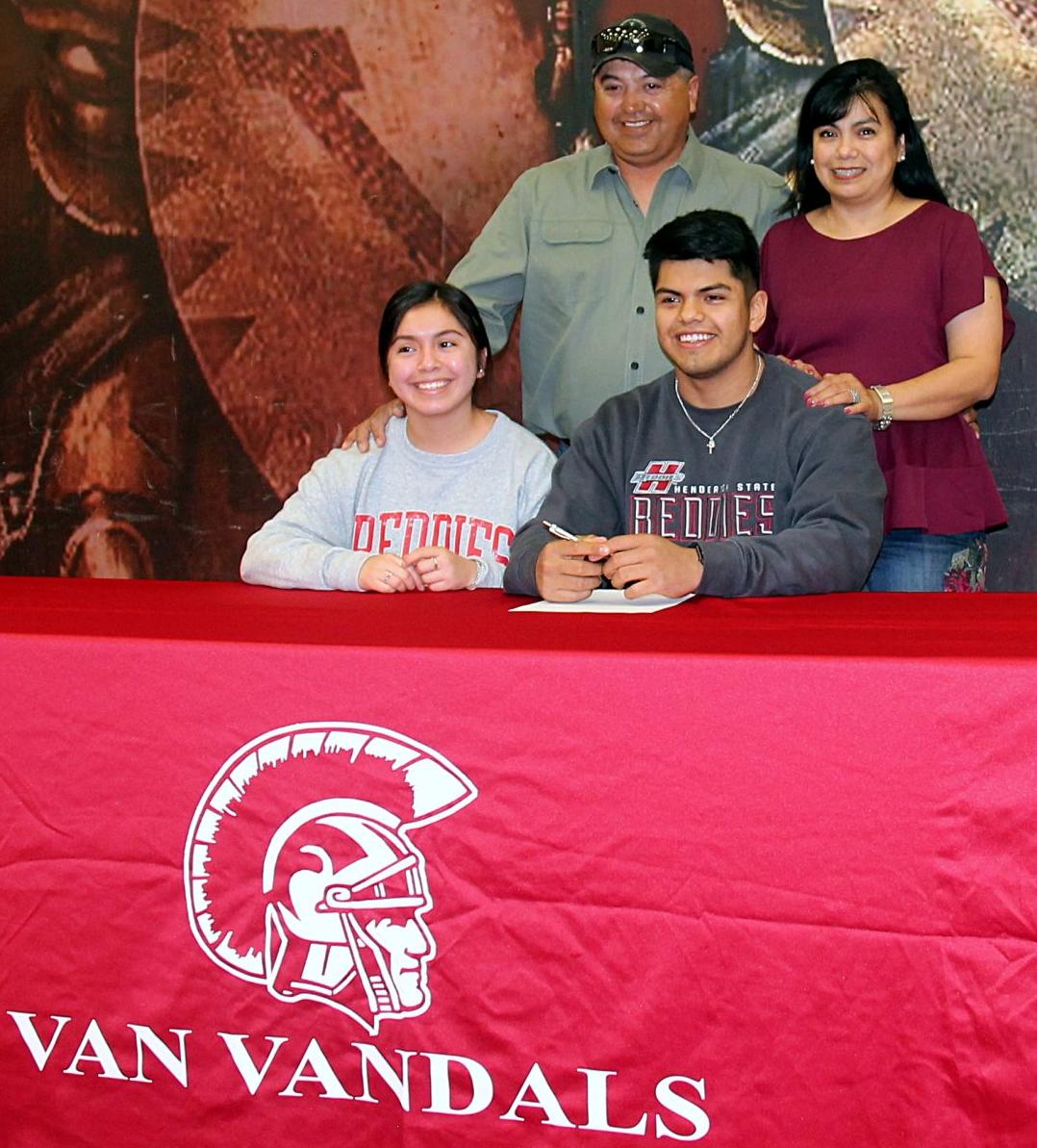 Van S Aj Zarate Signs With Henderson State College Tylerpaper Com