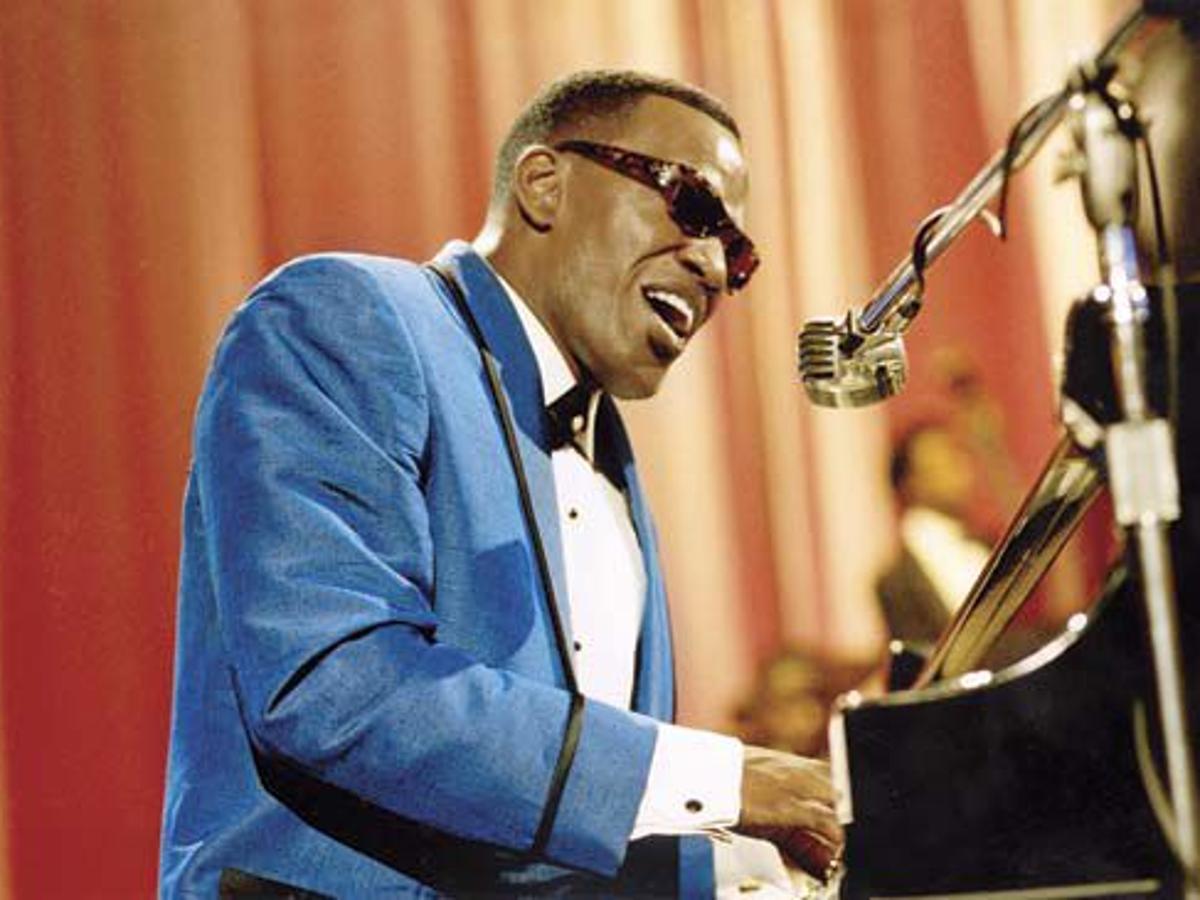 Jamie Foxx wins an Oscar for playing Ray Charles | News | tylerpaper.com