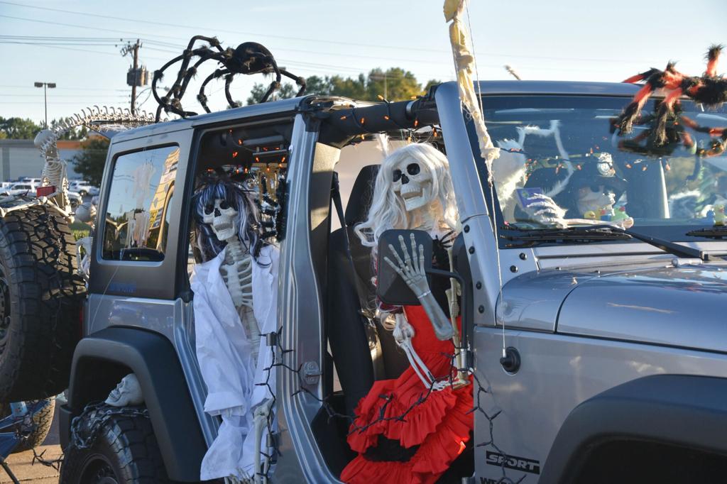 Local Jeep clubs team up for Jeeper Treat event | Local News |  