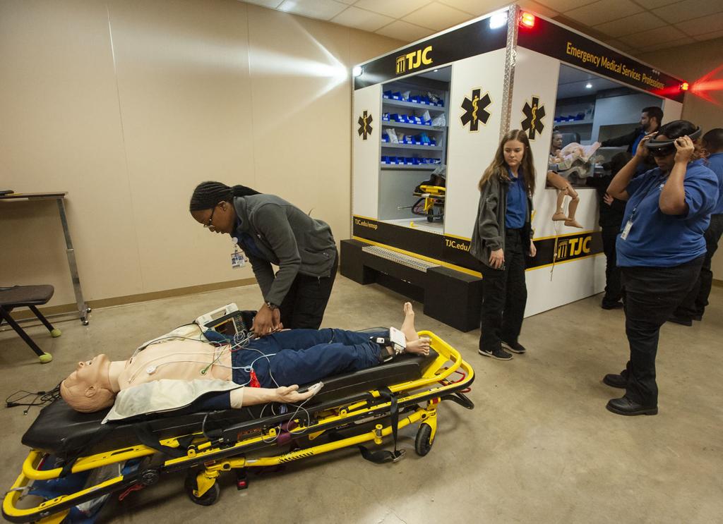 TJC Paramedic students use high-tech mannequins, virtual reality to enhance  learning, Local News