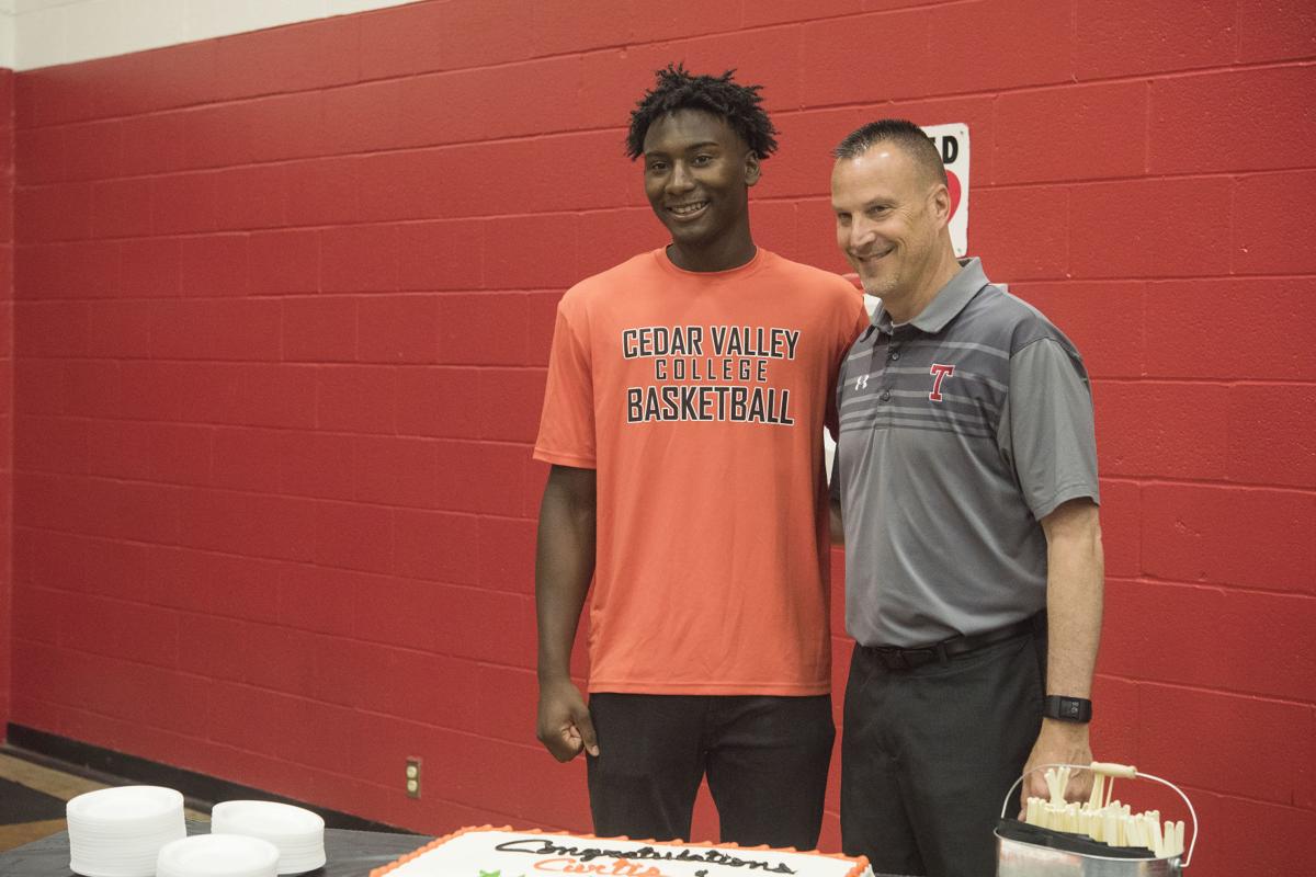 Lee S Curtis Jones Will Play Basketball For Cedar Valley College