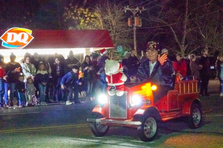 Hundreds attend Christmas parade in Lindale Saturday Local News